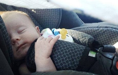 מה אומר החוק לגבי מושב בטיחות לתינוק?
