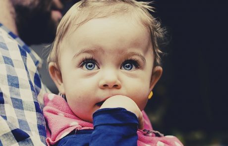 ניקוב חורים באוזן לתינוקות – מה הדרך הבטוחה לעשות את זה
