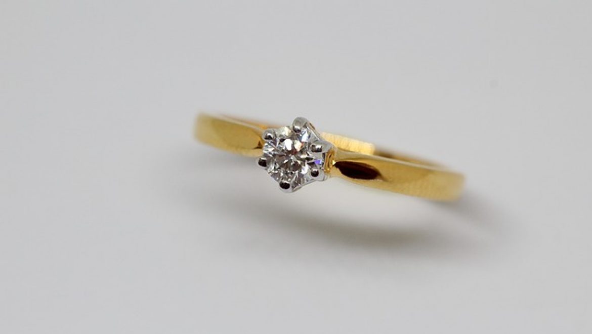 האם לבחור טבעת אירוסין עם בת זוג או לבד?
